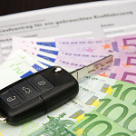 Autokaufvertrag mit Schlüssel und Geld